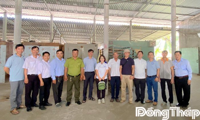Các thành viên Đoàn công tác tham quan mô hình chăn nuôi vịt bán tập trung, an toàn dịch bệnh tại hộ ông Trần Văn Thành.