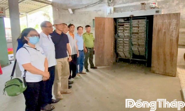 Đoàn công tác tham quan máy ấp trứng.