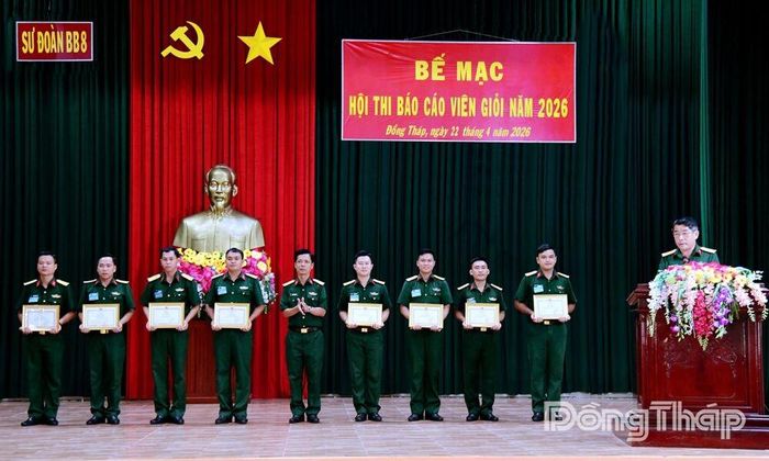 Đại úy Nguyễn Minh Luân (bìa trái), đoạt giải Nhất tại Hội thi Báo cáo viên giỏi cấp Sư đoàn năm 2026.