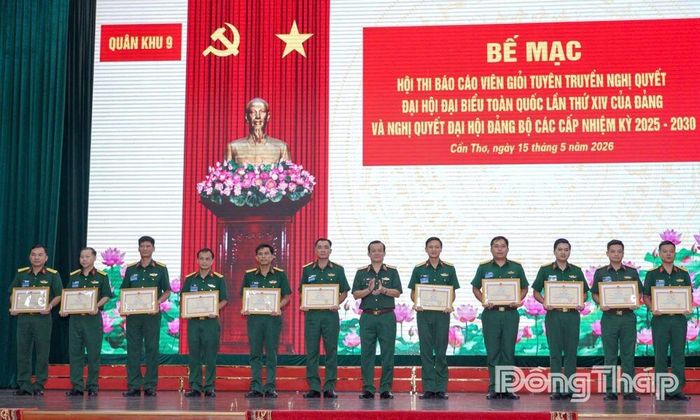 Đại úy Nguyễn Minh Luân (bìa phải), đoạt giải Ba tại Hội thi Báo cáo viên giỏi cấp Quân khu năm 2026.