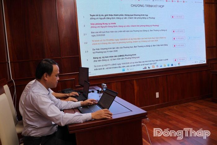 Tại Đảng ủy phường Sa Đéc, tài liệu họp, trừ tài liệu mật, được cập nhật trên phần mềm để đại biểu thuận tiện nghiên cứu và theo dõi.