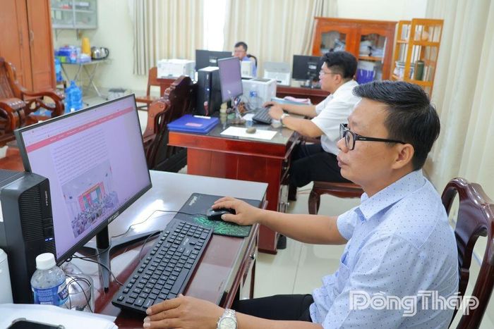 Cán bộ Ban Xây dựng Đảng, Đảng ủy phường Sa Đéc thường xuyên cập nhật thông tin thời sự, chính trị, xã hội trên Trang thông tin điện tử Đảng ủy phường.