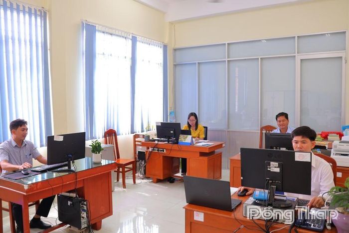 Cán bộ Văn phòng Đảng ủy xã Mỹ Hiệp cập nhật, xử lý văn bản trên Hệ thống Điều hành tác nghiệp.