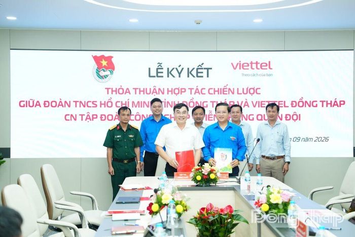 Đại diện Tỉnh đoàn Đồng Tháp và Viettel Đồng Tháp ký kết thỏa thuận hợp tác chiến lược chuyển đổi số giai đoạn 2026 - 2030.