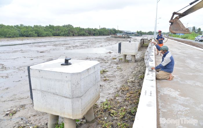 Nhà thầu đang tập trung đẩy nhanh tiến độ thi công kè phía Tây sông Long Uông.
