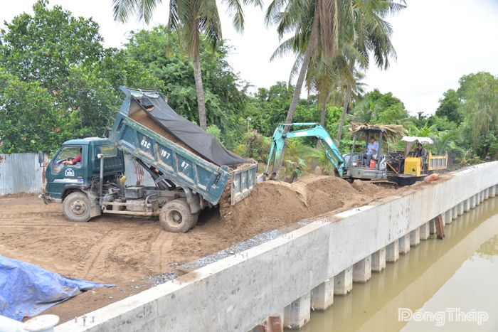 Nhà thầu đang tập trung những hoàn thiện những hạng mục cuối cùng tại kè sông Cần Lộc.