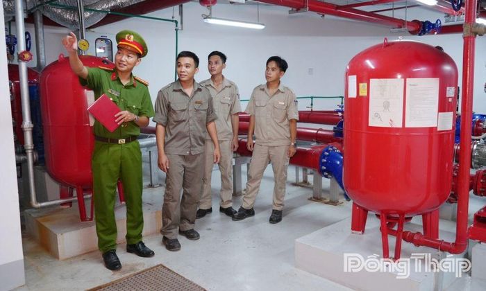 Kiểm tra thực tế hệ thống truyền tin báo cháy tại cơ sở. Ảnh: TRỌNG TÍN