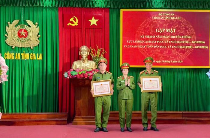  Thượng tá Ksor H'Bơ Khắp - Phó Giám đốc Công an tỉnh trao bằng khen của Chủ tịch UBND tỉnh cho các tập thể, cá nhân. Ảnh: N.L 