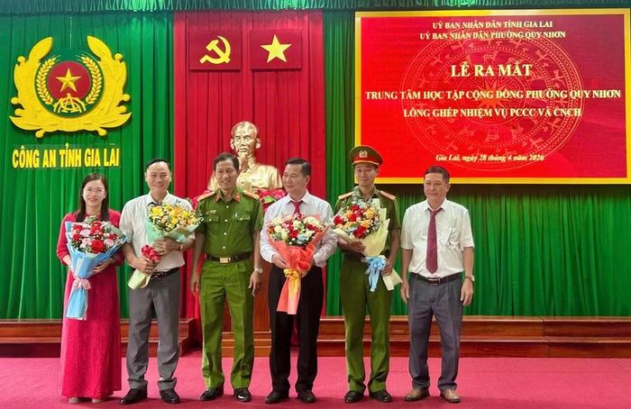  UBND phường Quy Nhơn phối hợp với Phòng Cảnh sát PCCC và CNCH (Công an tỉnh) ra mắt Trung tâm học tập cộng đồng về PCCC và CNCH. Ảnh: N.L 