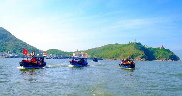  Di chuyển bằng đường biển đưa án rước giác linh Đức Thánh Trần về đền thờ. Ảnh: Ngọc Nhuận 