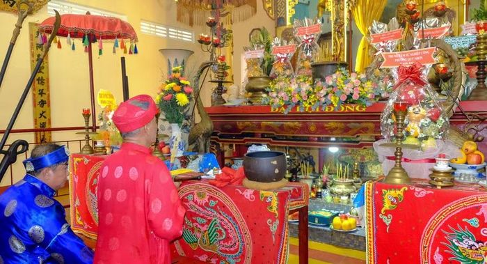  Lễ cúng an vị giác linh Đức Thánh Trần nhập điện tại đền thờ. Ảnh: Ngọc Nhuận 