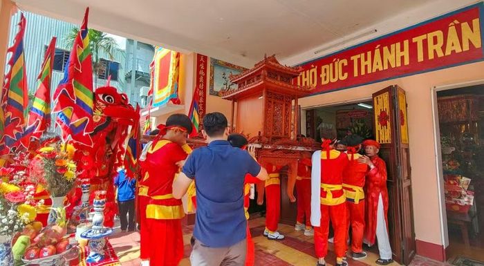  Đoàn rước giác linh Đức Thánh Trần về nhập điện tại đền thờ. Ảnh: Ngọc Nhuận 