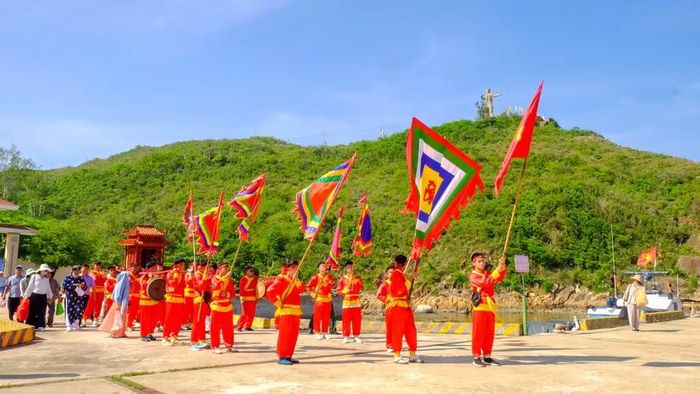  Đoàn rước giác linh Đức Thánh Trần về nhập điện tại Đền thờ Anh hùng dân tộc Trần Hưng Đạo. Ảnh: Ngọc Nhuận 