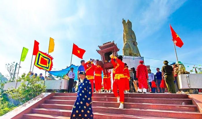  Đoàn rước giác linh Đức Thánh Trần về nhập điện tại Đền thờ Anh hùng dân tộc Trần Hưng Đạo. Ảnh: Ngọc Nhuận 