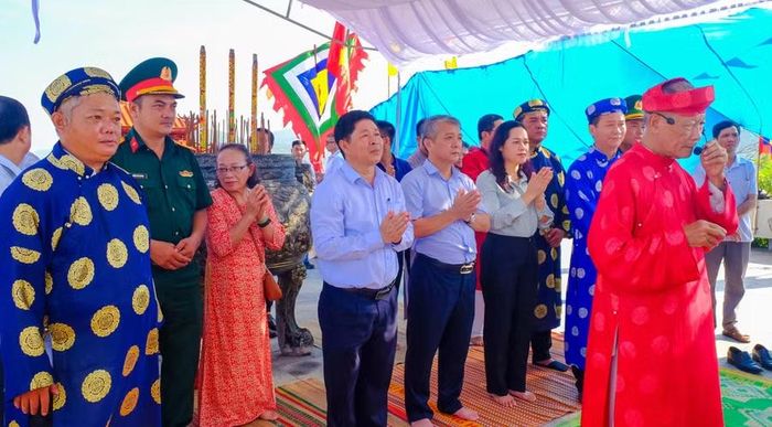  Tiến hành nghi lễ dâng hương, cúng kinh rước giác linh Đức Thánh Trần. Ảnh: Ngọc Nhuận 
