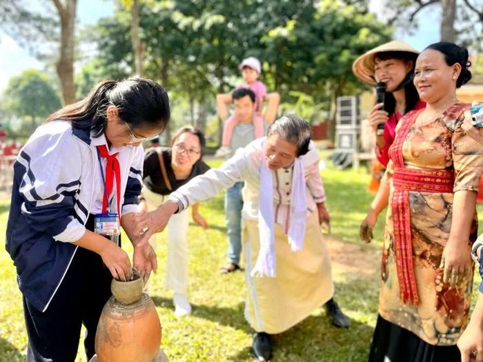  Học sinh được nghệ nhân Làng gốm Bàu Trúc (tỉnh Khánh Hòa) hướng dẫn làm gốm Chăm tại Bảo tàng Pleiku. Ảnh: Phương Duyên 