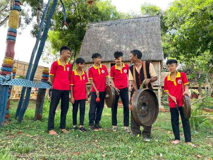  Học sinh Trường Phổ thông Dân tộc nội trú THCS Ia Grai (xã Ia Grai) học diễn tấu cồng chiêng cùng nghệ nhân. Ảnh: Phương Duyên 
