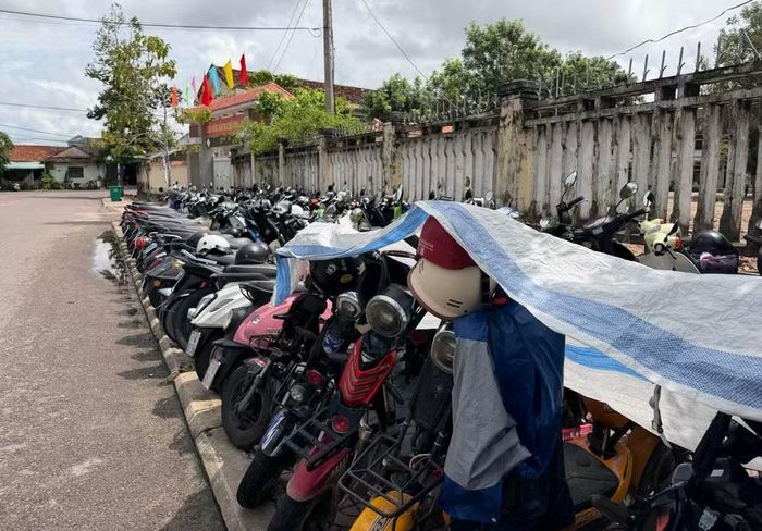  Nhiều bãi trông giữ xe của học sinh trên đường Võ Văn Dõng (xã Tây Sơn) lấn chiếm vỉa hè, hành lang an toàn giao thông. Ảnh: N.C 