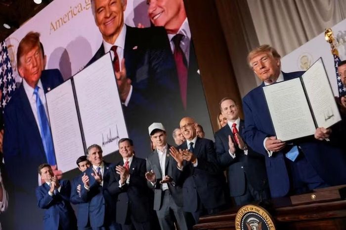  Tổng thống Mỹ Donald Trump công bố một thỏa thuận tự nguyện về kiểm soát trí tuệ nhân tạo (AI). Ảnh: Reuters. 