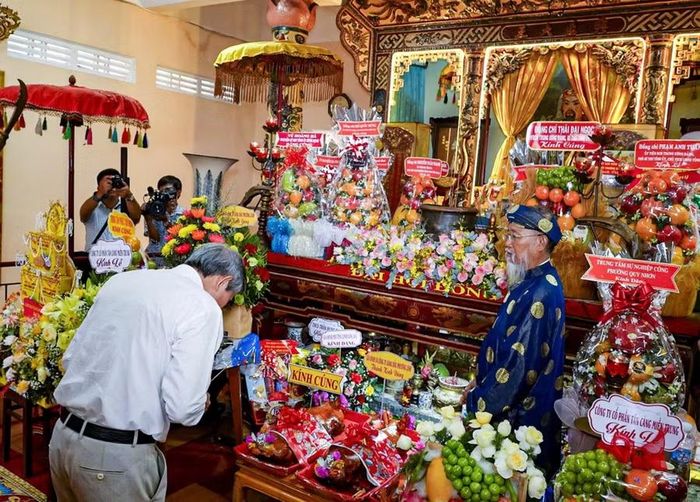  Các đại biểu thành kính tưởng nhớ, tri ân công lao to lớn của Hưng Đạo Đại Vương Trần Quốc Tuấn đối với sự nghiệp dựng nước và giữ nước của dân tộc. Ảnh: Dũng Nhân 