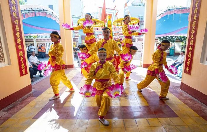  Nghi thức múa Lục cúng tại Lễ tưởng niệm 726 năm Ngày húy kỵ Anh hùng dân tộc Trần Hưng Đạo, thể hiện nét đẹp văn hóa truyền thống trong hoạt động tưởng niệm Đức Thánh Trần. Ảnh: Dũng Nhân 