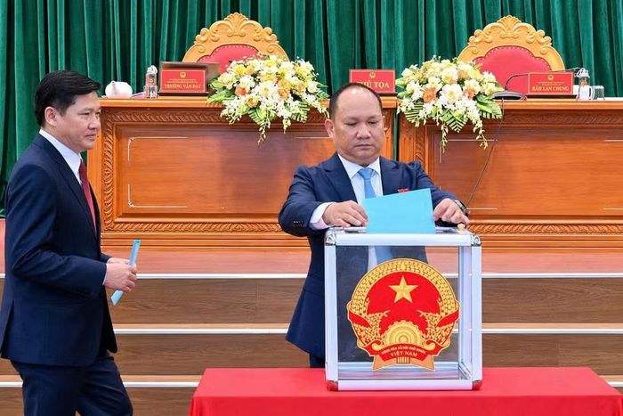  Các đại biểu HĐND tỉnh bỏ phiếu bầu chức danh Ủy viên UBND tỉnh khóa XIII. Ảnh: Đức Thụy 