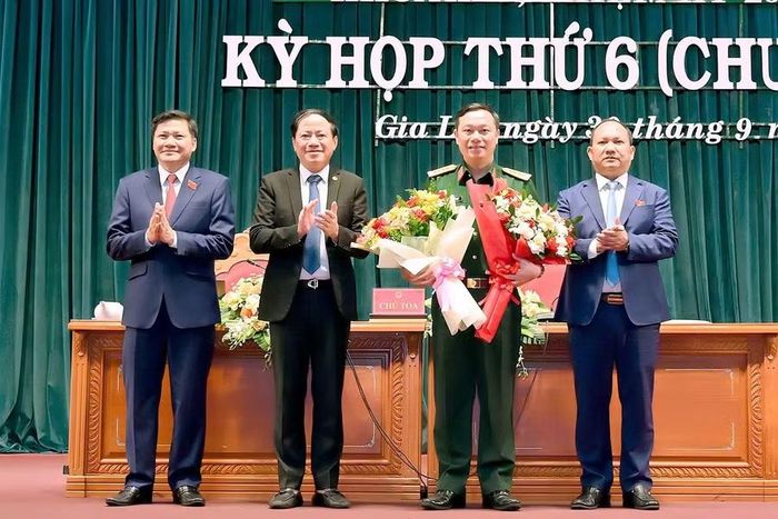  Chủ tịch HĐND tỉnh Rah Lan Chung (đầu tiên bên phải), Chủ tịch UBND tỉnh Phạm Anh Tuấn (thứ 2 từ trái sang) và Phó Chủ tịch Thường trực HĐND tỉnh Trương Văn Đạt (đầu tiên bên trái) tặng hoa chúc mừng Đại tá Trần Thế Phan, Chỉ huy trưởng Bộ Chỉ huy Quân sự tỉnh. Ảnh: Đức Thụy 