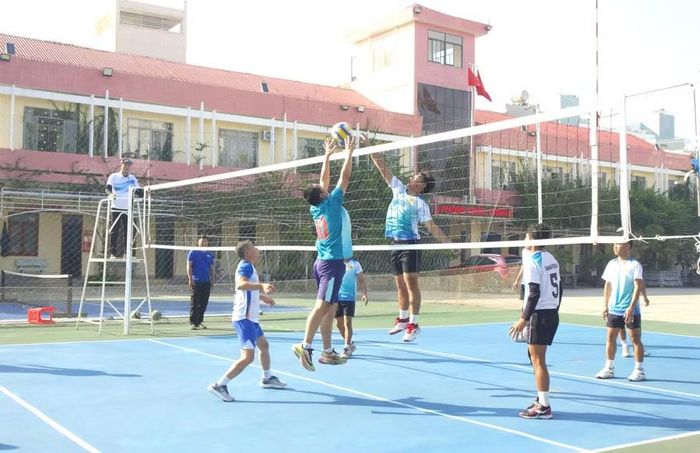  Các trận đấu diễn ra sôi nổi, tạo không khí hào hứng, thể hiện tinh thần thể thao và nhiệt tình của các vận động viên. Ảnh: H.V 