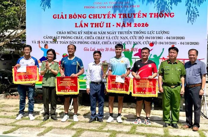  Ban Tổ chức trao giải thưởng cho các đội giành thành tích tại giải. Ảnh: H.V 