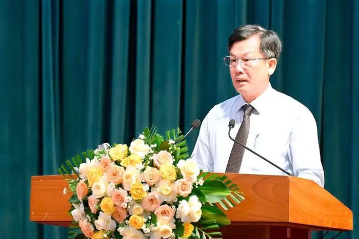 Giám đốc Sở Nông nghiệp và Môi trường Cao Thanh Thương trình bày tờ trình và dự thảo Nghị quyết quy định mức tối đa, mức tối thiểu của hệ số điều chỉnh mức biến động thị trường của hệ số điều chỉnh giá đất trên địa bàn tỉnh Gia Lai. Ảnh: Đức Thụy