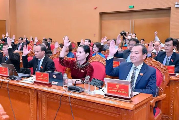 Các đại biểu HĐND tỉnh biểu quyết thông qua các nghị quyết tại kỳ họp. Ảnh: Đức Thụy