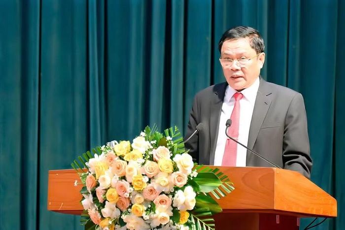Giám đốc Sở Tài chính Trần Cang trình bày tờ trình và dự thảo Nghị quyết về Kế hoạch đầu tư công trung hạn giai đoạn 2026-2030 vốn ngân sách địa phương. Ảnh: Đức Thụy