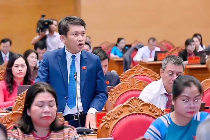 Đại biểu Phạm Quang Ân (đơn vị xã Tuy Phước Bắc) phát biểu thảo luận về các tờ trình trình kỳ họp. Ảnh: Đức Thụy