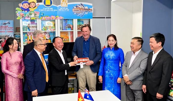 Bí thư Tỉnh ủy Thái Đại Ngọc (thứ 3 từ trái sang) trao quà lưu niệm cho các đại biểu tham dự buổi làm việc. Ảnh: Ngọc Luận