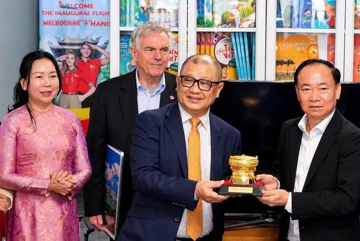 Bí thư Tỉnh ủy Thái Đại Ngọc (bìa phải) trao quà lưu niệm cho Hội Doanh nhân Việt Nam tại Australia. Ảnh: Ngọc Luận
