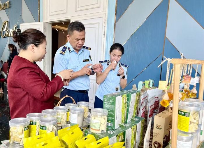 Các đại biểu tham quan, tìm hiểu sản phẩm OCOP. Ảnh: Vũ Thảo