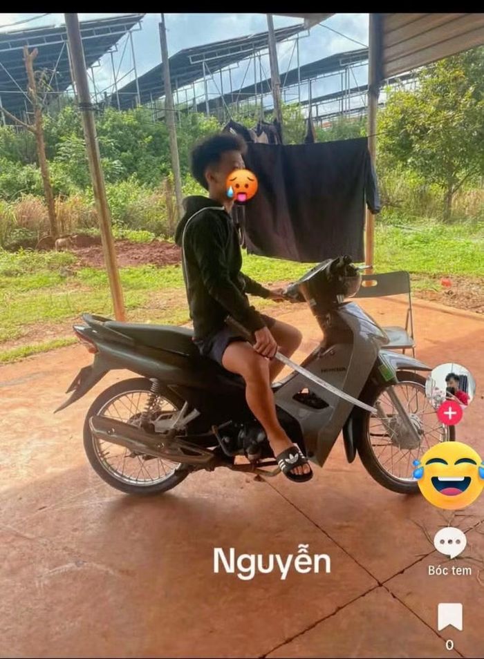 Hình ảnh N. cầm dao tự chế đăng lên TikTok. Ảnh chụp màn hình