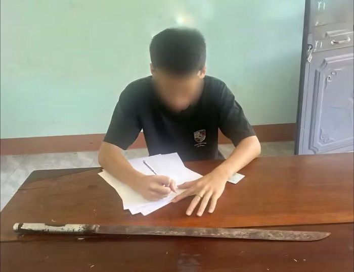 Lực lượng Công an đã thu giữ con dao tự chế của N. Ảnh: ĐVCC