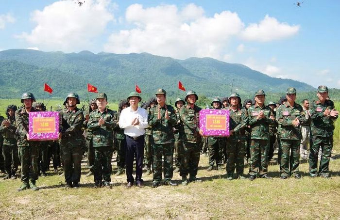  Lãnh đạo Quân đoàn 34 tặng quà chúc mừng các đơn vị hoàn thành nhiệm vụ diễn tập. Ảnh: ĐVCC 