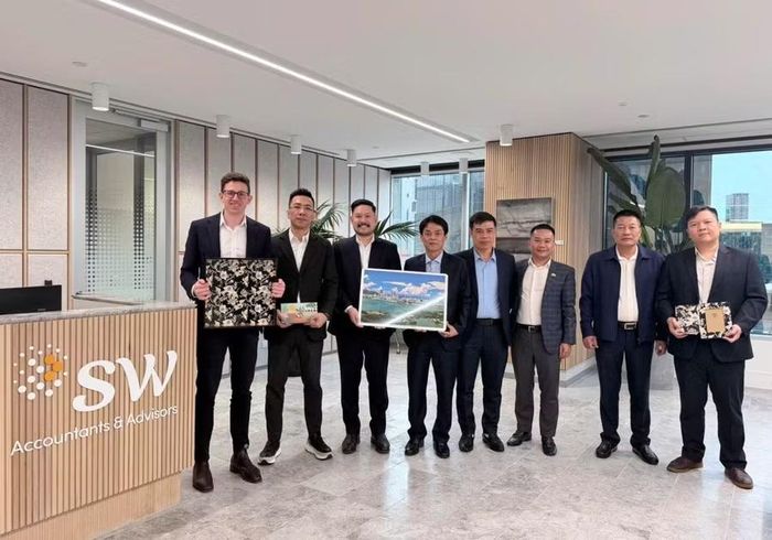  Đoàn công tác tỉnh Gia Lai trao quà lưu niệm cho đại diện Công ty SW Accountants & Advisors (Australia). Ảnh: Đức Hoàng 