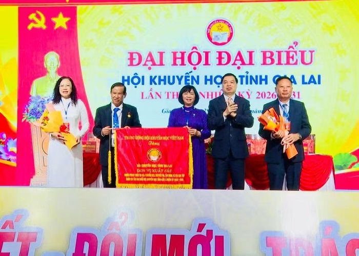 Trung ương Hội Khuyến học Việt Nam tặng cờ thi đua xuất sắc cho Hội Khuyến học tỉnh Gia Lai. ﻿Ảnh: Bình Dương 