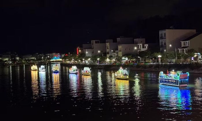  Hội thi thuyền hoa mở ra một không gian văn hóa đầy sắc màu trên sông Hà Thanh (phường Quy Nhơn). Ảnh: Phương Vi 