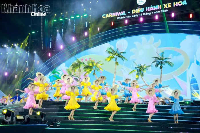 Màn trình diễn trong đêm Carnival của Festival Biển Khánh Hòa năm 2026.