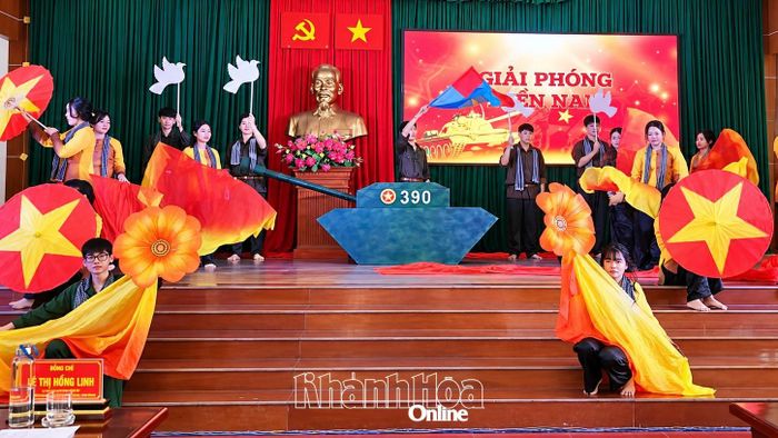  Tiết mục hát múa Khúc tráng ca ngày hòa bình. 