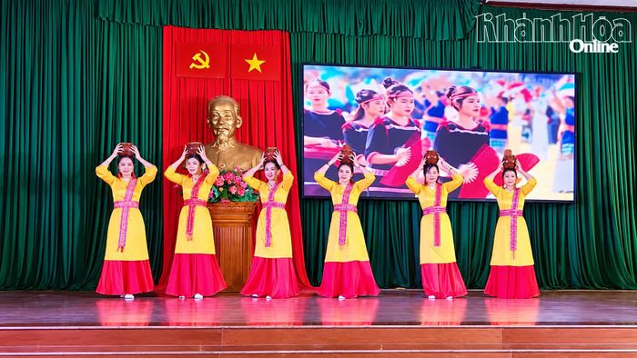 Tiết mục múa Đội nước.