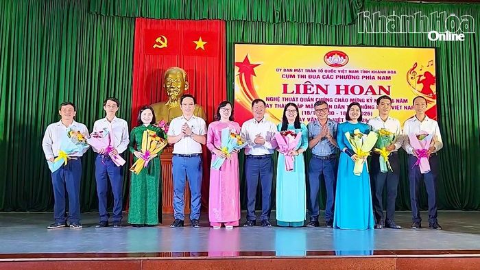 Ông Nguyễn Trung Dũng, Phó Chủ tịch Ủy ban MTTQ Việt Nam tỉnh Khánh Hòa tặng hoa cho các đội tại Cụm thi đua các phường phía nam tỉnh Khánh Hòa.