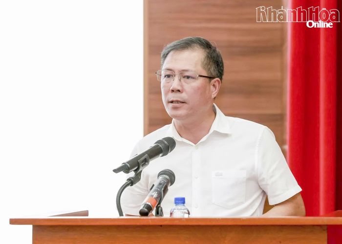 Ông Trần Minh Chiến - Trưởng Ban Quản lý Khu kinh tế và Khu công nghiệp tỉnh phát biểu tại hội nghị.
