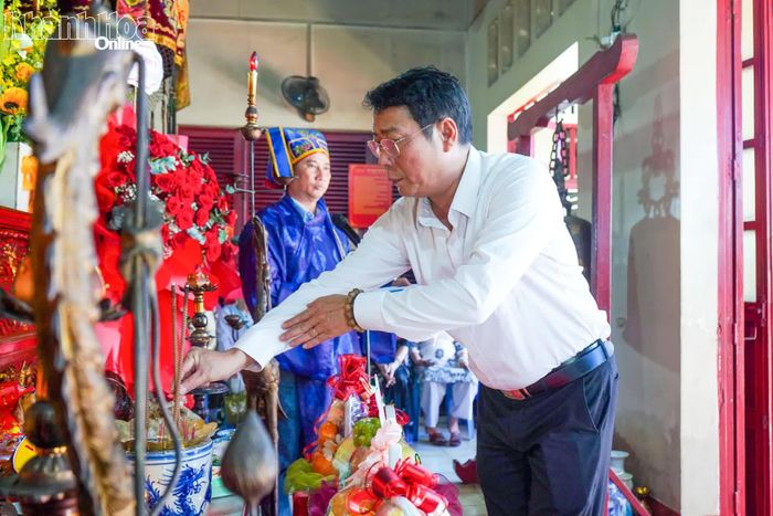 Lãnh đạo Trung tâm Bảo tồn di sản văn hóa tỉnh dâng hương tưởng niệm Đức Hưng Đạo Đại Vương.