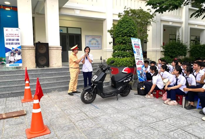 Học sinh trả lời câu hỏi của cán bộ cảnh sát giao thông về pháp luật và kỹ năng tham gia giao thông.