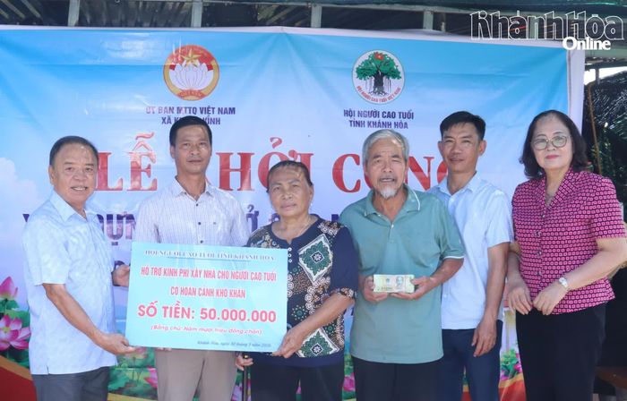 Hội Người cao tuổi tỉnh trao tiền hỗ trợ cho gia đình bà Nguyễn Thị Qui.
